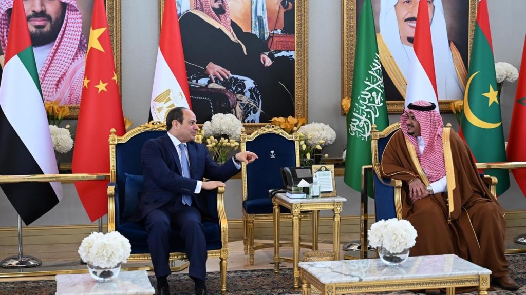الرئيس المصري يصل إلى الأراضي السعودية للمشاركة في القمة العربية الصينية